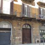 Molti altri trovano sistemazione nei venti vani di Palazzo De Risi, enorme stabile situato in via Garruba 63, nel quartiere Libert�
